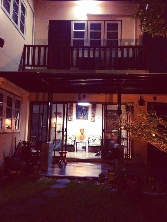 Mon Lodge & Yoga Donmueang Bangkok Exteriör bild
