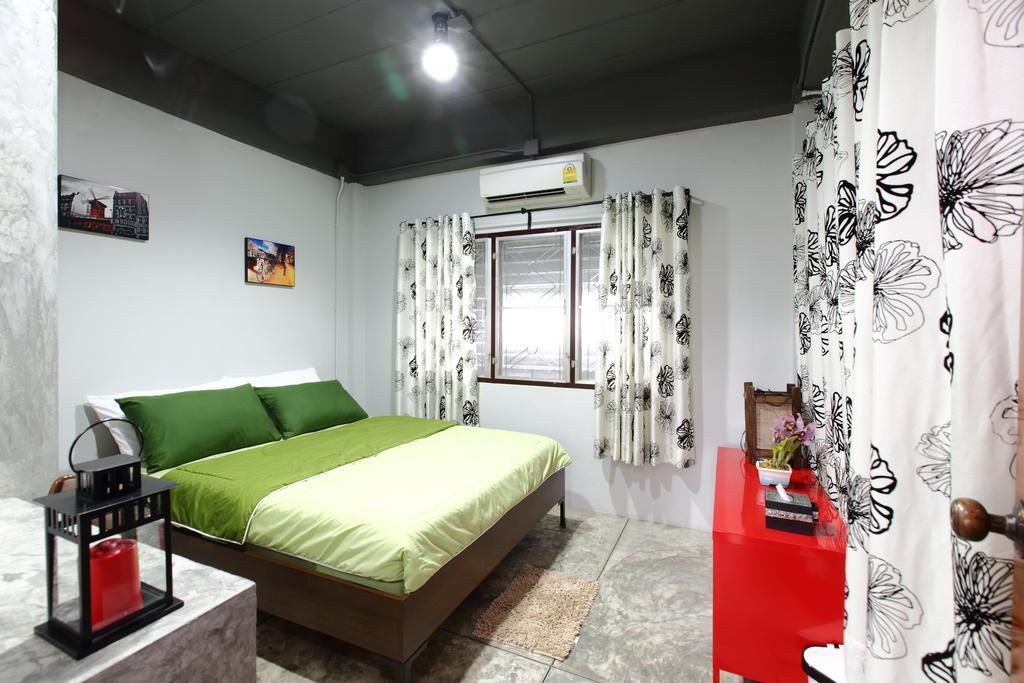 Mon Lodge & Yoga Donmueang Bangkok Rum bild