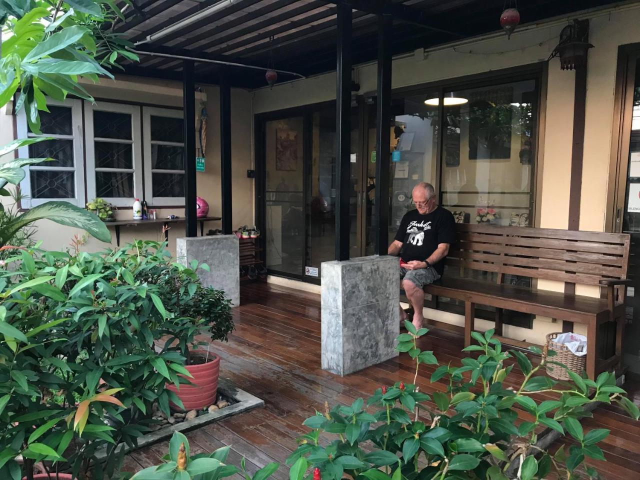 Mon Lodge & Yoga Donmueang Bangkok Exteriör bild