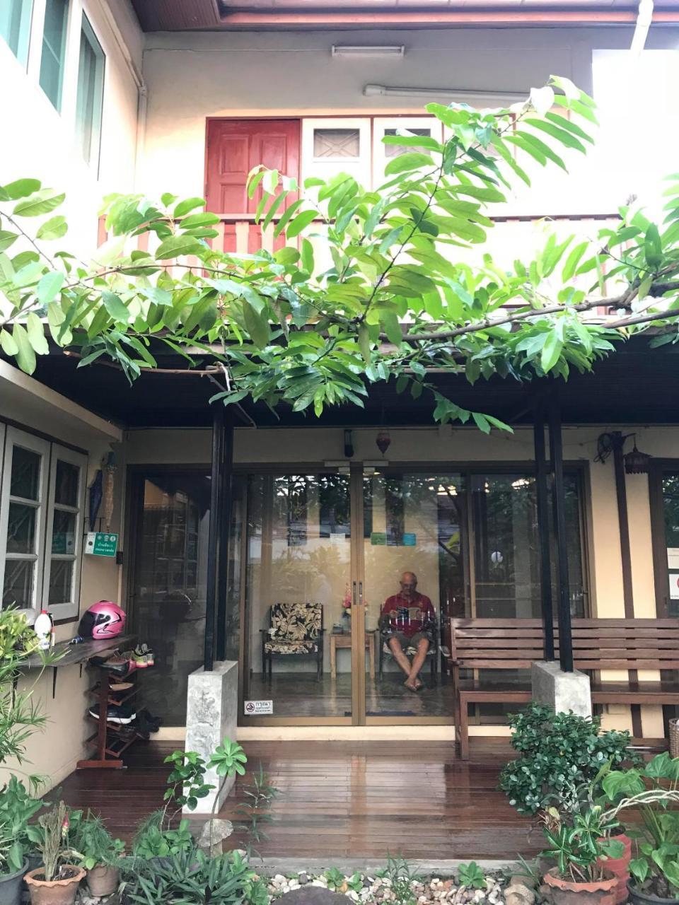 Mon Lodge & Yoga Donmueang Bangkok Exteriör bild
